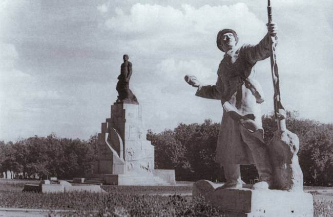 Фото памятника солдата с ребенком на руках Фото памятника солдата с ребенком на руках