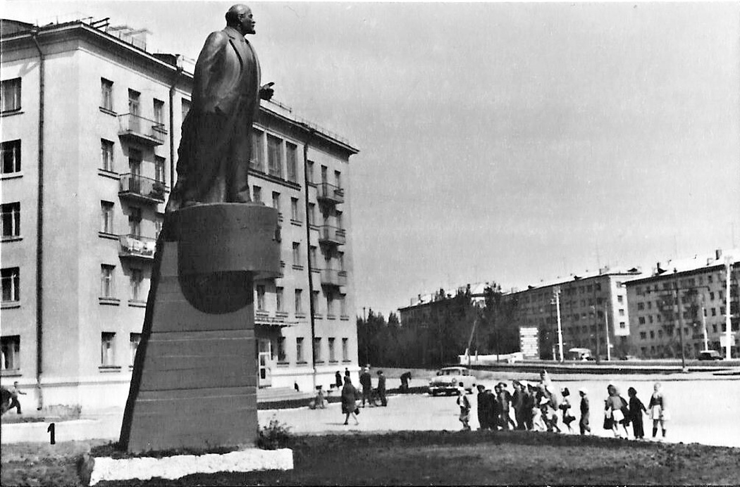 1965 год памятник. Памятник Ленину в Саратове на 3 дачной. Саратов памятник Ленину площадь. Площадь Ленина Саратов Ленинский район. Ленинский памятник Саратов.