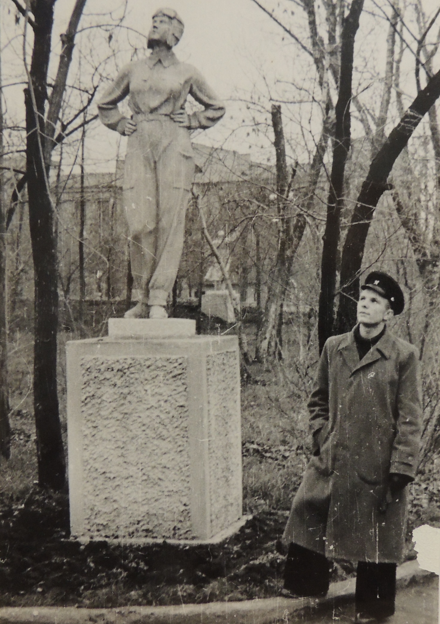 Липки. Гагарин у скульптуры лётчицы | Фотографии старого Саратова