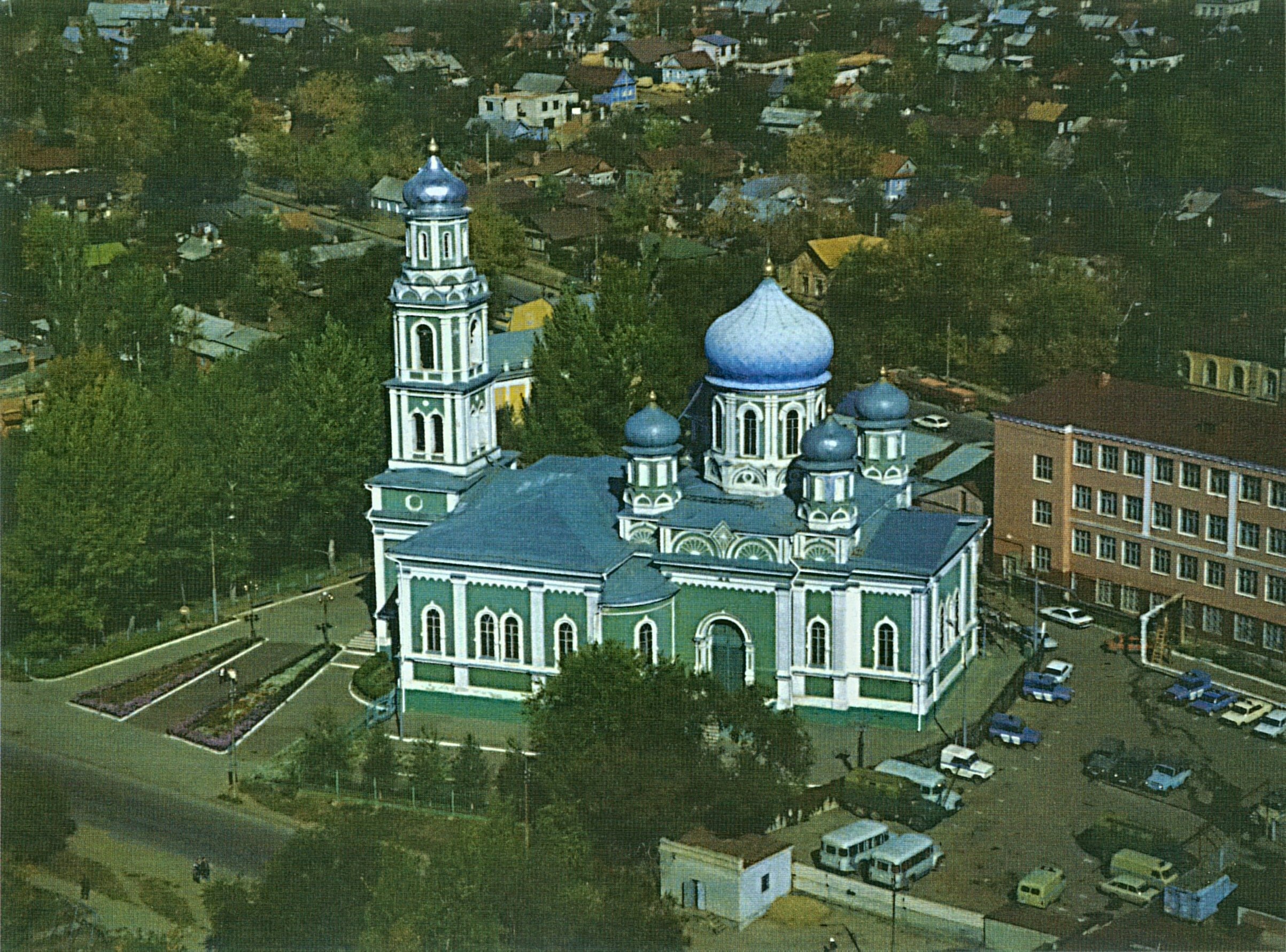Церковь с голубыми куполами Саратов на большой горной