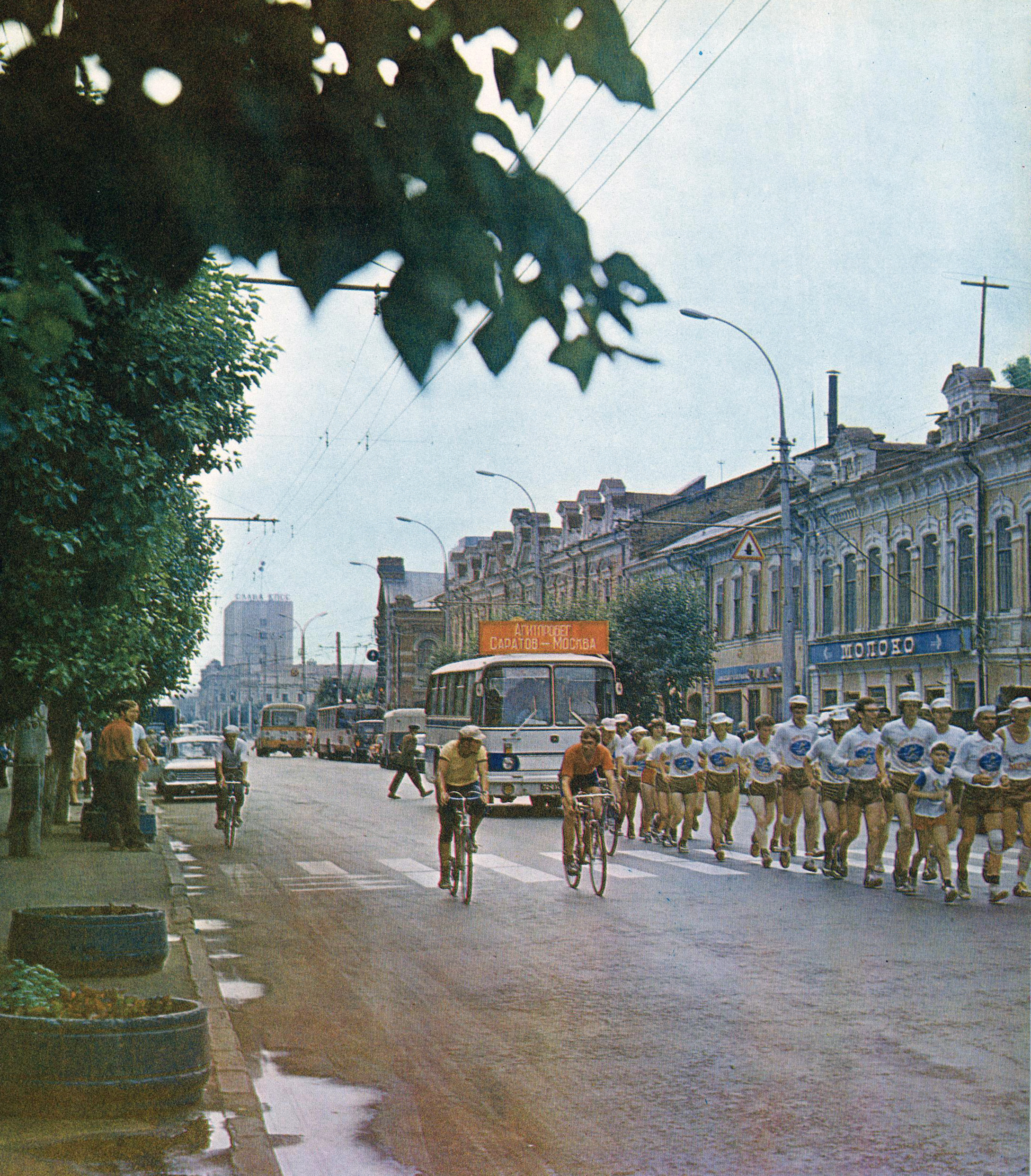 Участники агитпробега Саратов-Москва на проспекте Ленина | Фотографии  старого Саратова