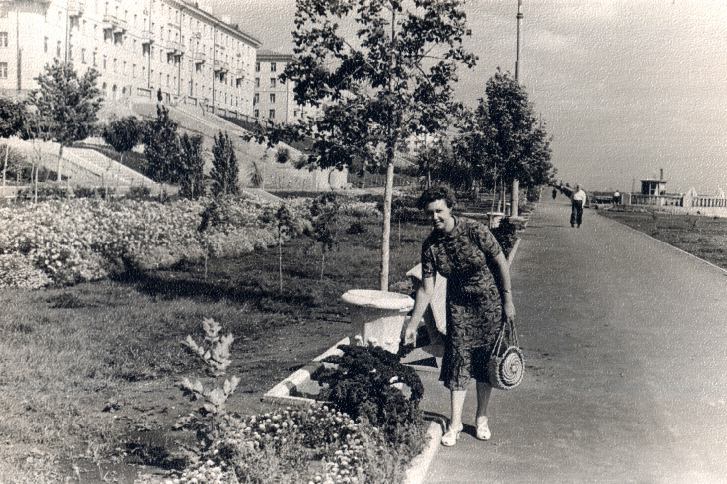 Архив старых фото. Г Ярославль 1959 год ул Чапаева. Саратов Кировский Липки набережная фото. Фото старого Саратова весы уличные напольные.