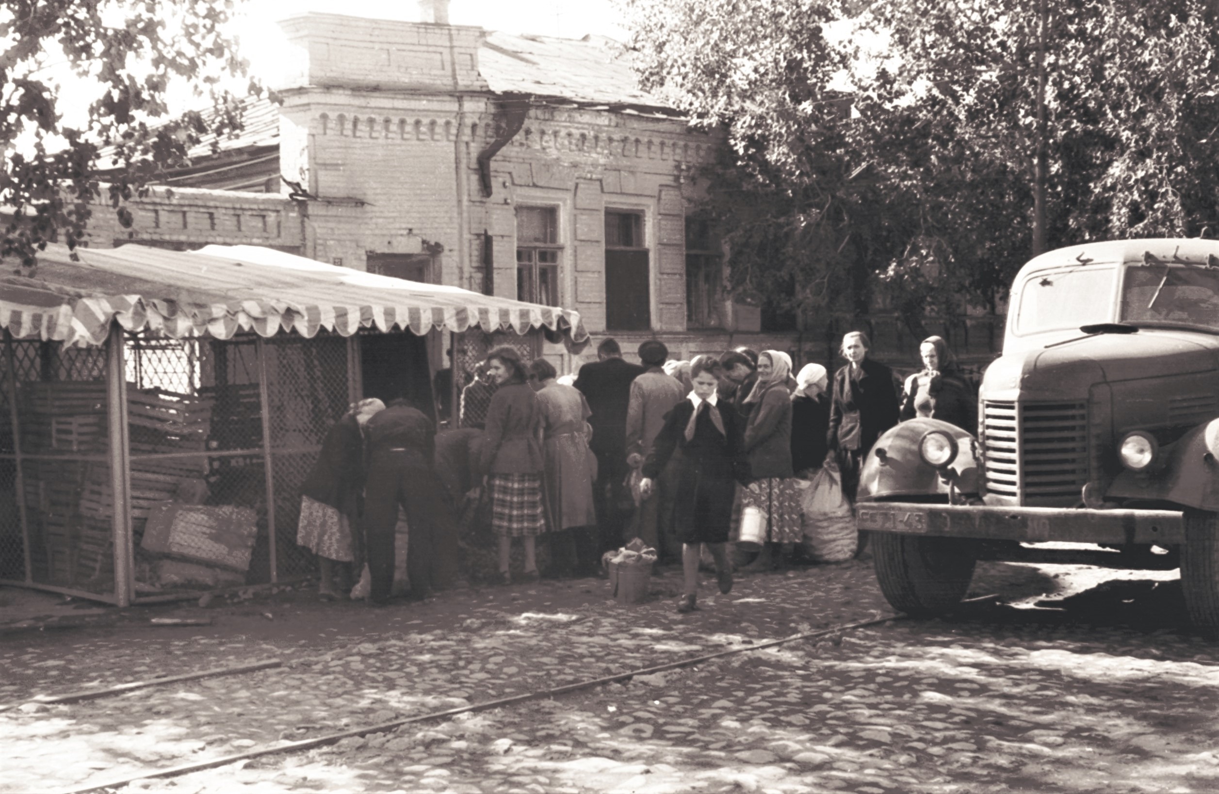 Уличная торговля на улице Б. Хмельницкого | Фотографии старого Саратова