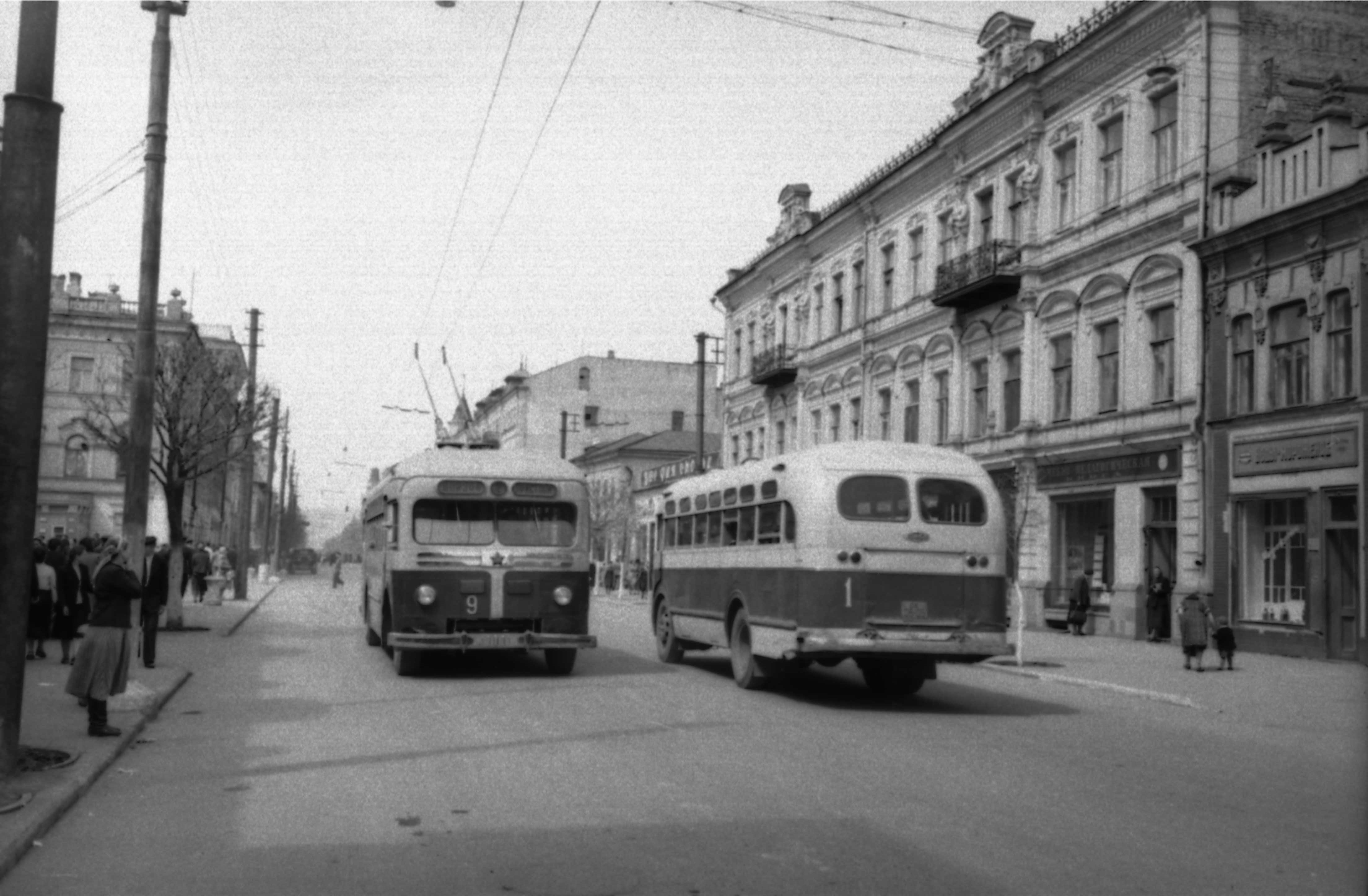 Проспект Кирова. Троллейбус МТБ-82 и автобус ЗИС-155 | Фотографии старого  Саратова