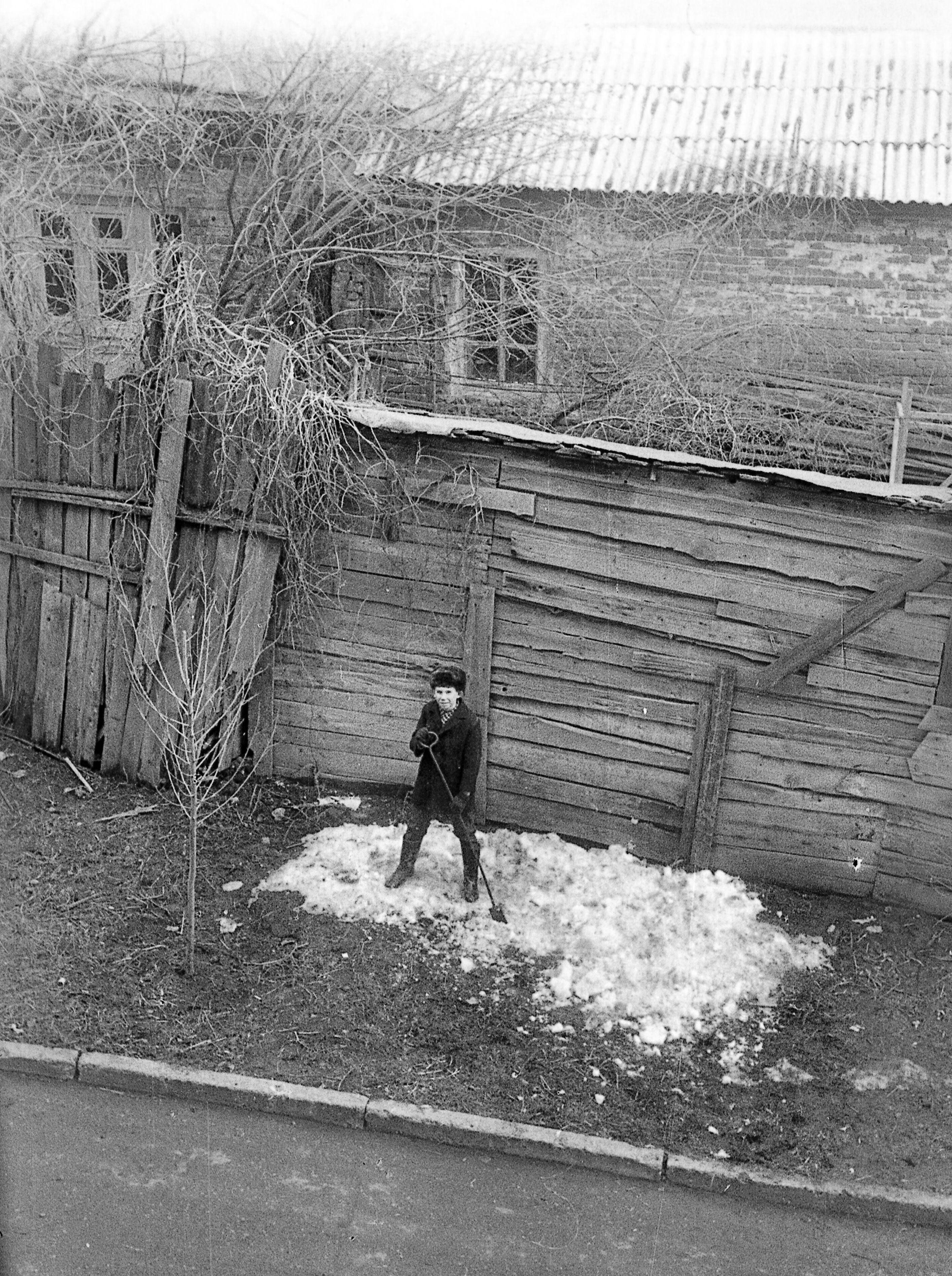 Погода советское саратовская. Архангельск во дворе 1974 год. Старый сарай во дворе. Овраг во дворе. Советское Саратовская область овраг.