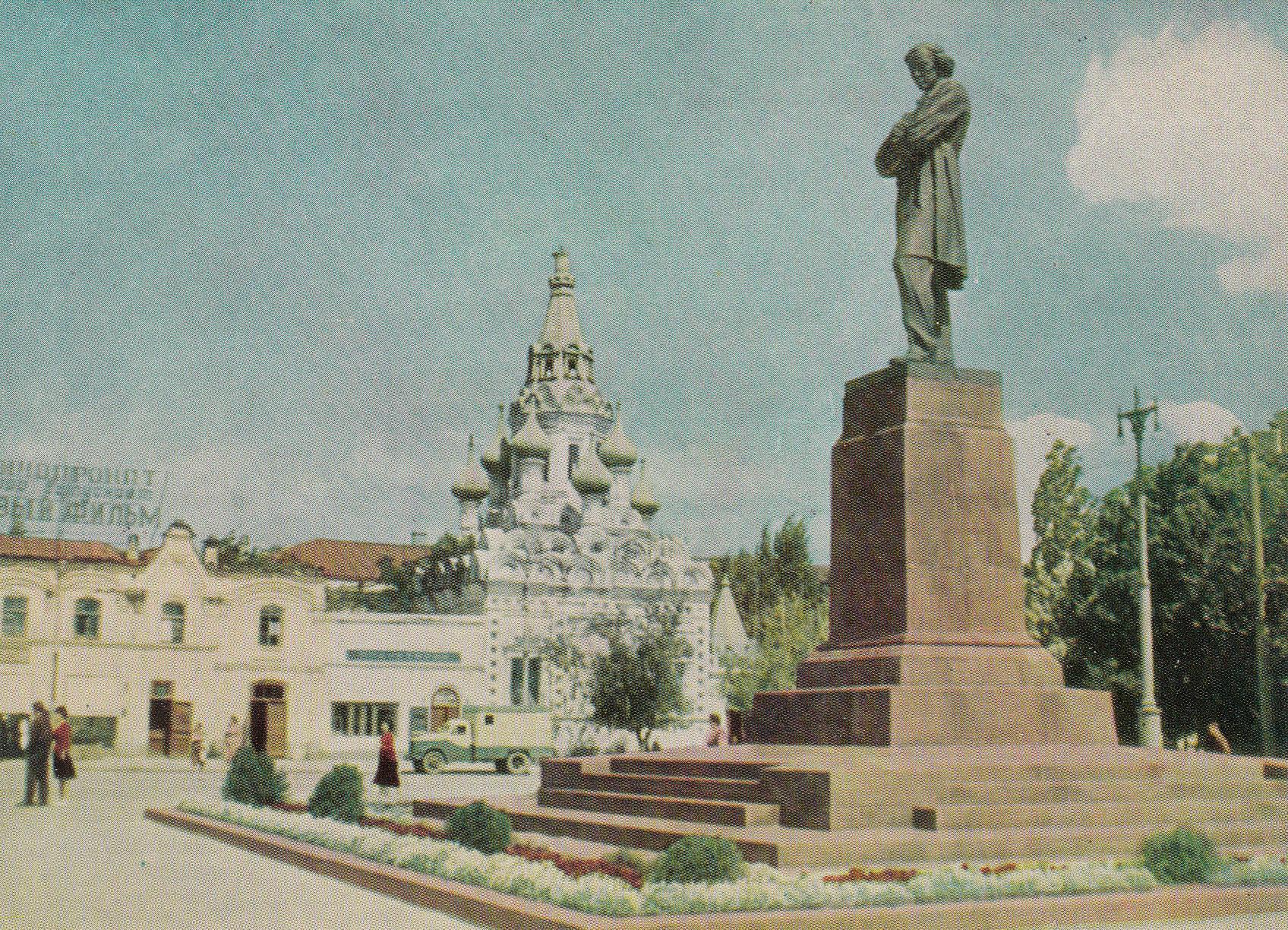Саратов Церковь рядом с памятником Чернышевскому