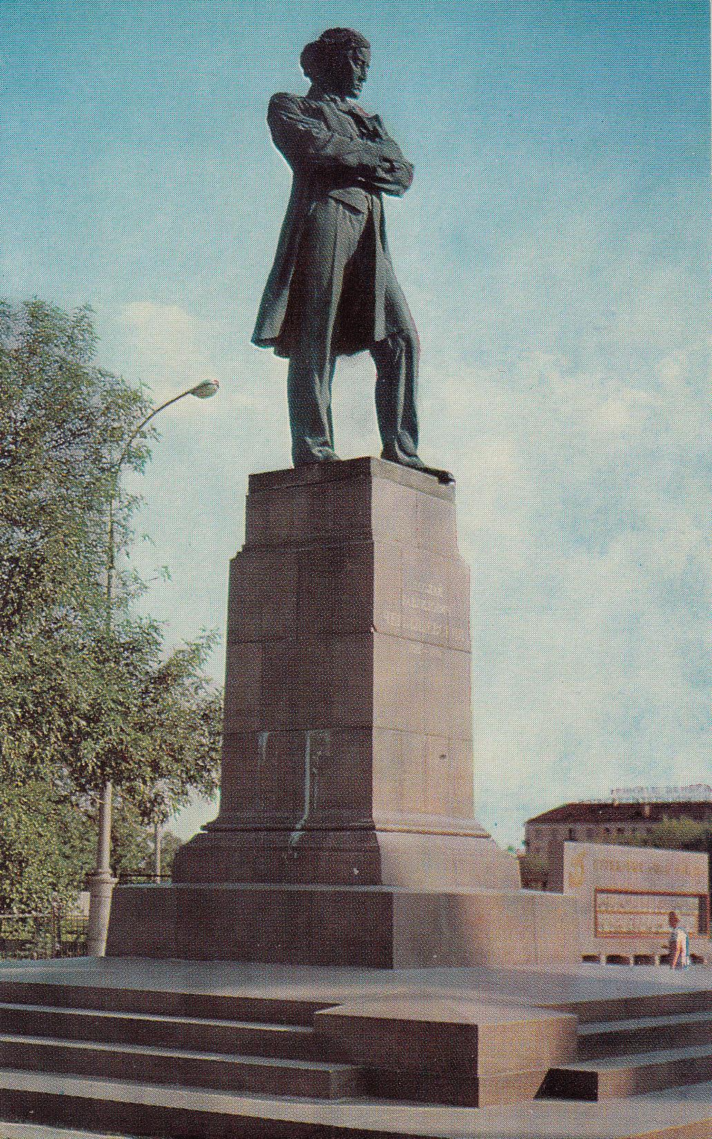 Памятник в чернышевском. Памятник Чернышевскому (Саратов, площадь Чернышевского). Чернышевский памятники в Саратове Чернышевскому. Памятник н. г. Чернышевскому. Памятник н г Чернышевскому Саратов.