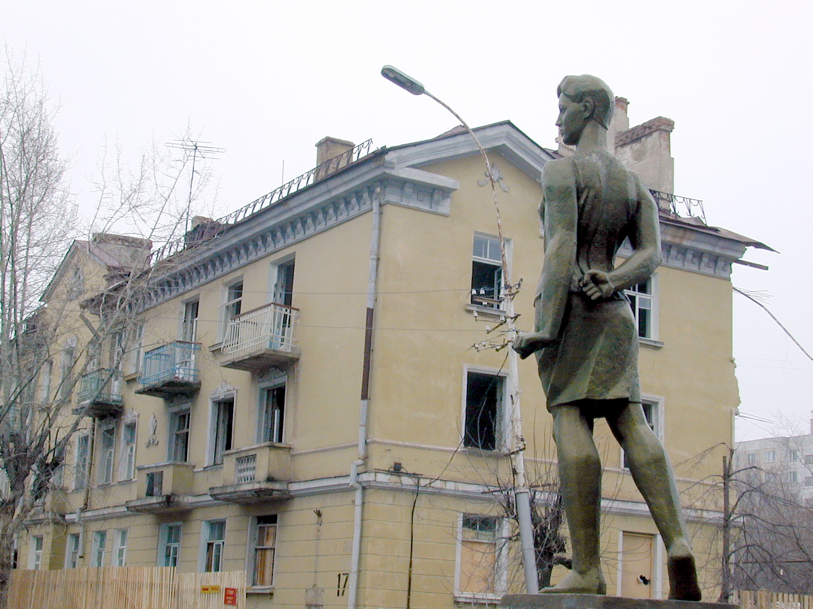 Улица космодемьянская. Памятник Зое Космодемьянской в Саратове. Улица Зои Космодемьянской Санкт-Петербург. Улица Зои Космодемьянской Саратов. Улица в честь Зои Космодемьянской Саратов.