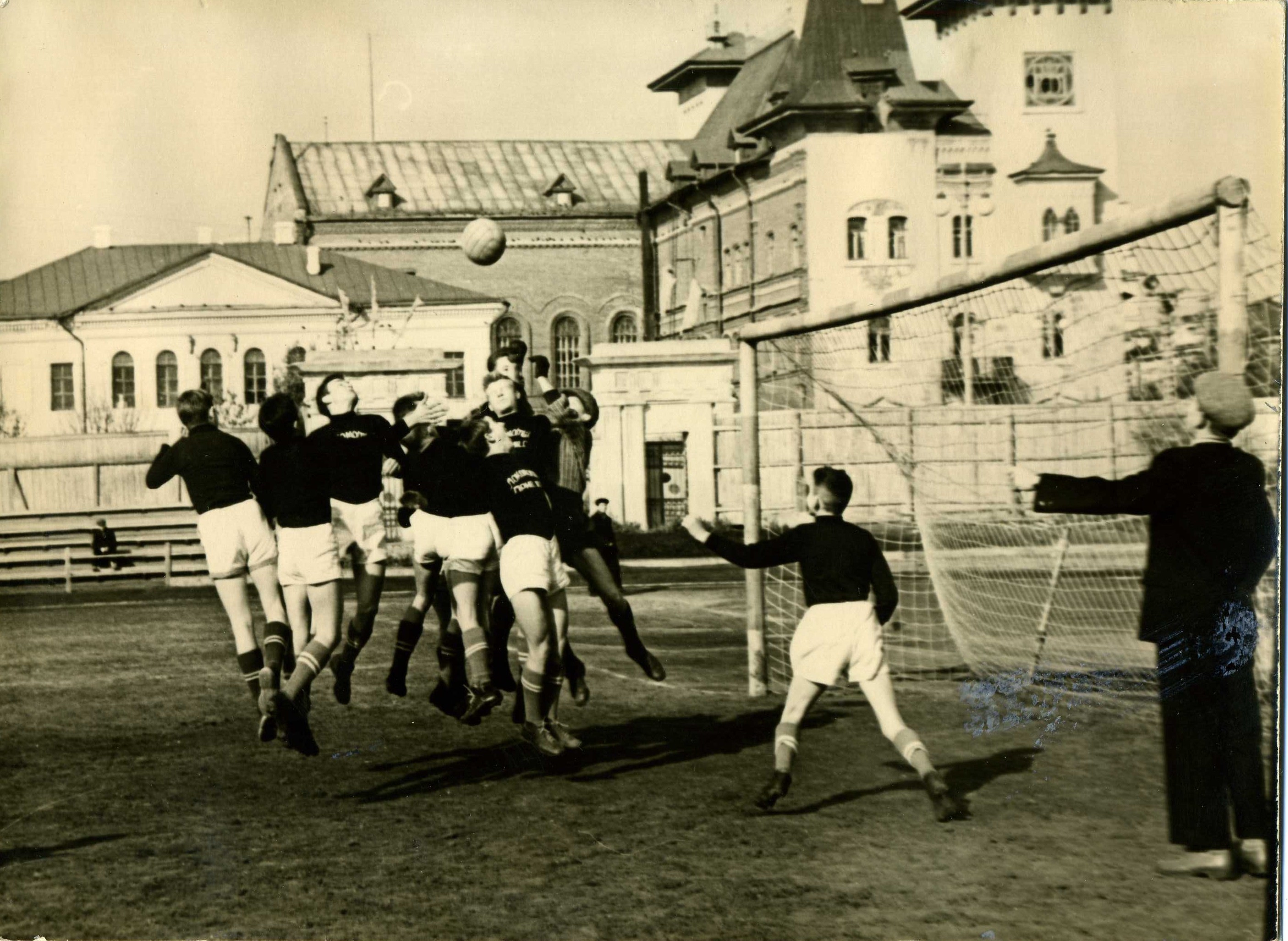 Турнир старейший футбол. Стадион Динамо 1960. Стадион Динамо 1950. Первая Российская футбольная команда 1897 год.