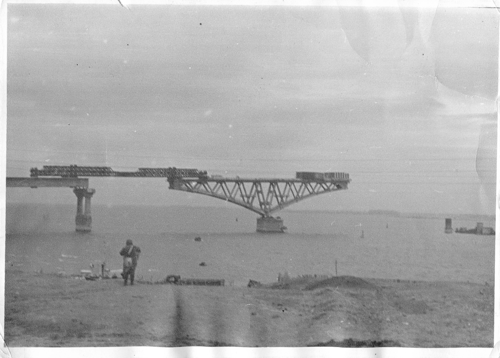 Строительство моста энгельс. Мост Саратов Энгельс 1965 год. Мост через Волгу Саратов Энгельс. Строится мост 1965 кадры. Старый мост Саратов Энгельс.