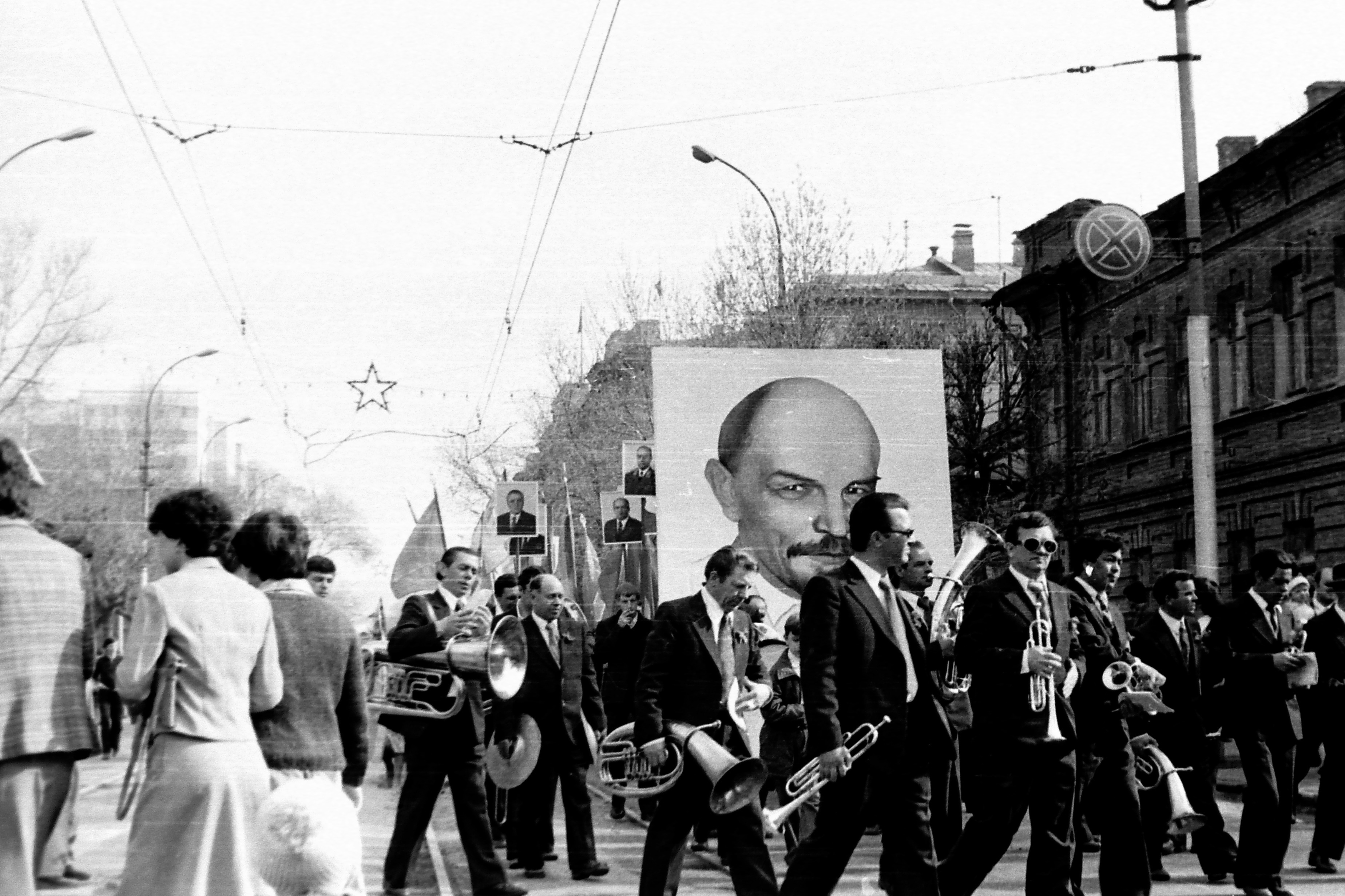 1 мая 80 годы. Советская демонстрация. Демонстрации в 80 е годы. Демонстрация 1 мая 1982 года. Демонстрация 1 мая в СССР.