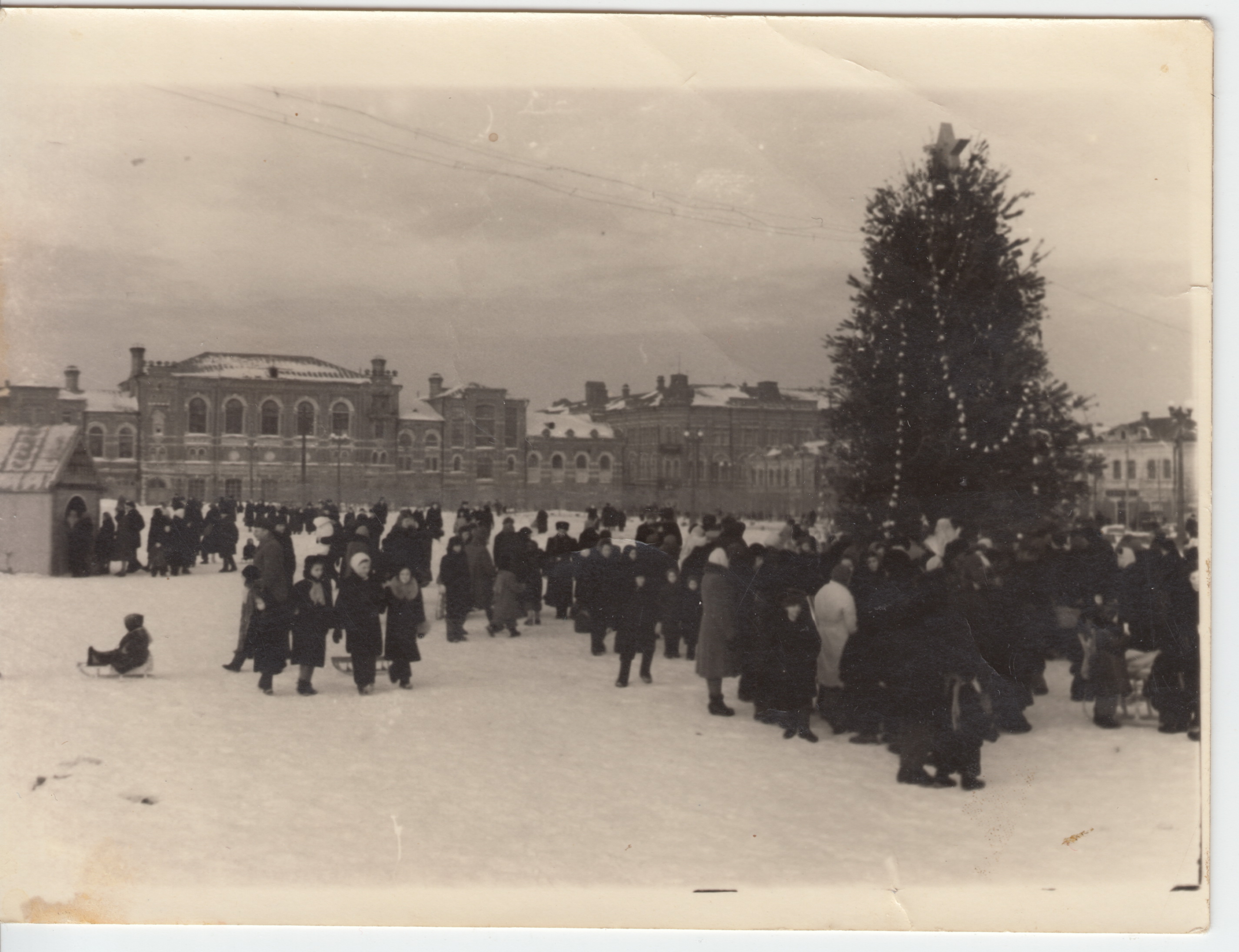 Фото старого нового. Саратов 1950. Саратов в 1950 году. Новогодняя Театральная площадь СССР Саратов. Саратов до революции фото площадь революции.