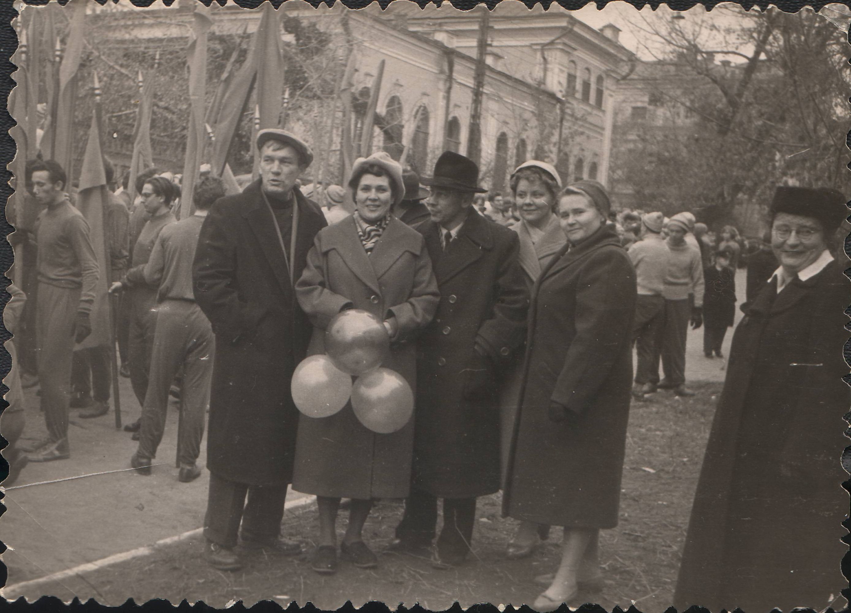Сегодня праздник старый. Фото с демонстрации 7 ноября старые. Демонстрация 7 ноября в СССР. Демонстрации 7 ноября в Саратове. Демонстрация Самара на 7 ноября старые снимки.
