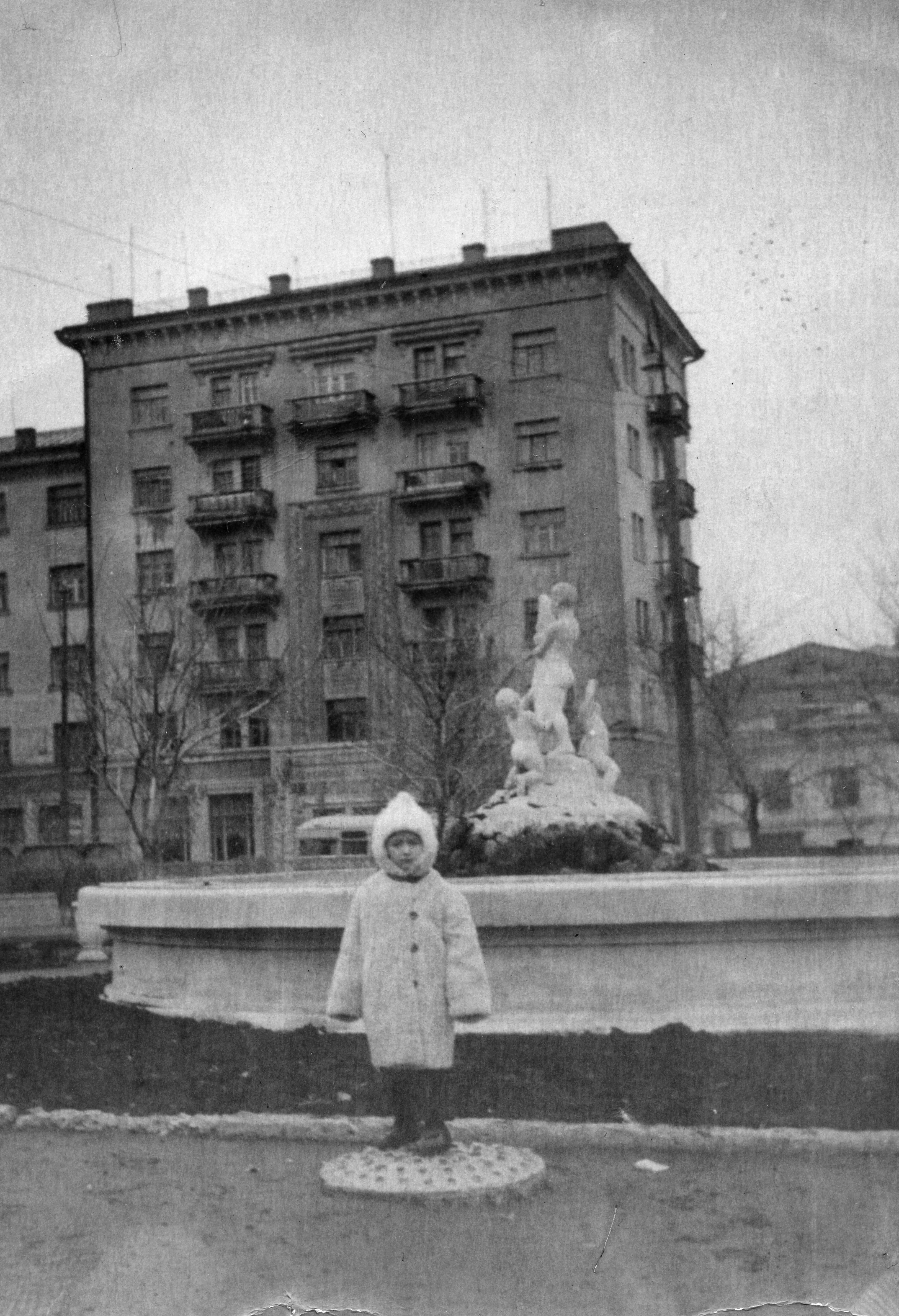 Скульптурная композиция в сквере на Соляной и пр. Ленина | Фотографии  старого Саратова