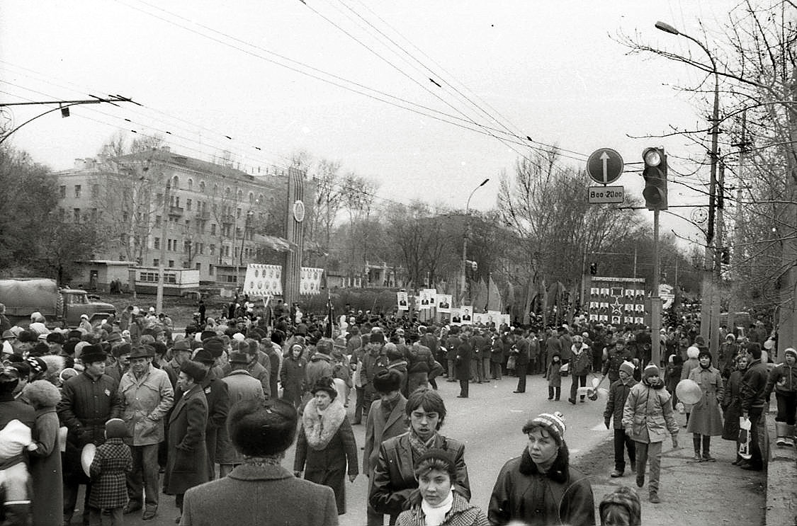 Демонстрация на проспекте 50-летия Октября | Фотографии старого Саратова