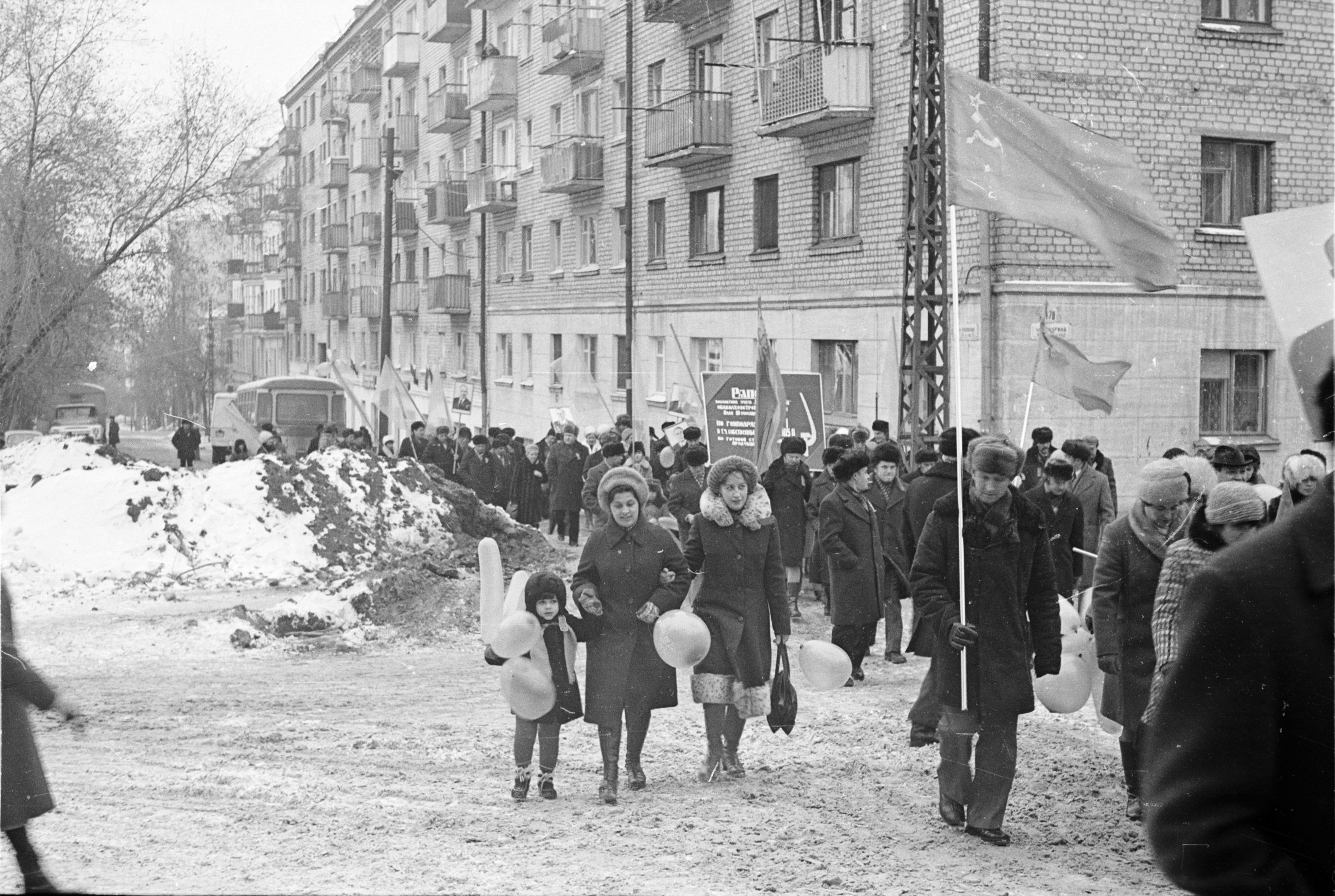 Улица революционная. История улицы революционной. Старые фото улиц ареволюционая. Революционная 1995 год фото. Фотографии ул Революционная парень.