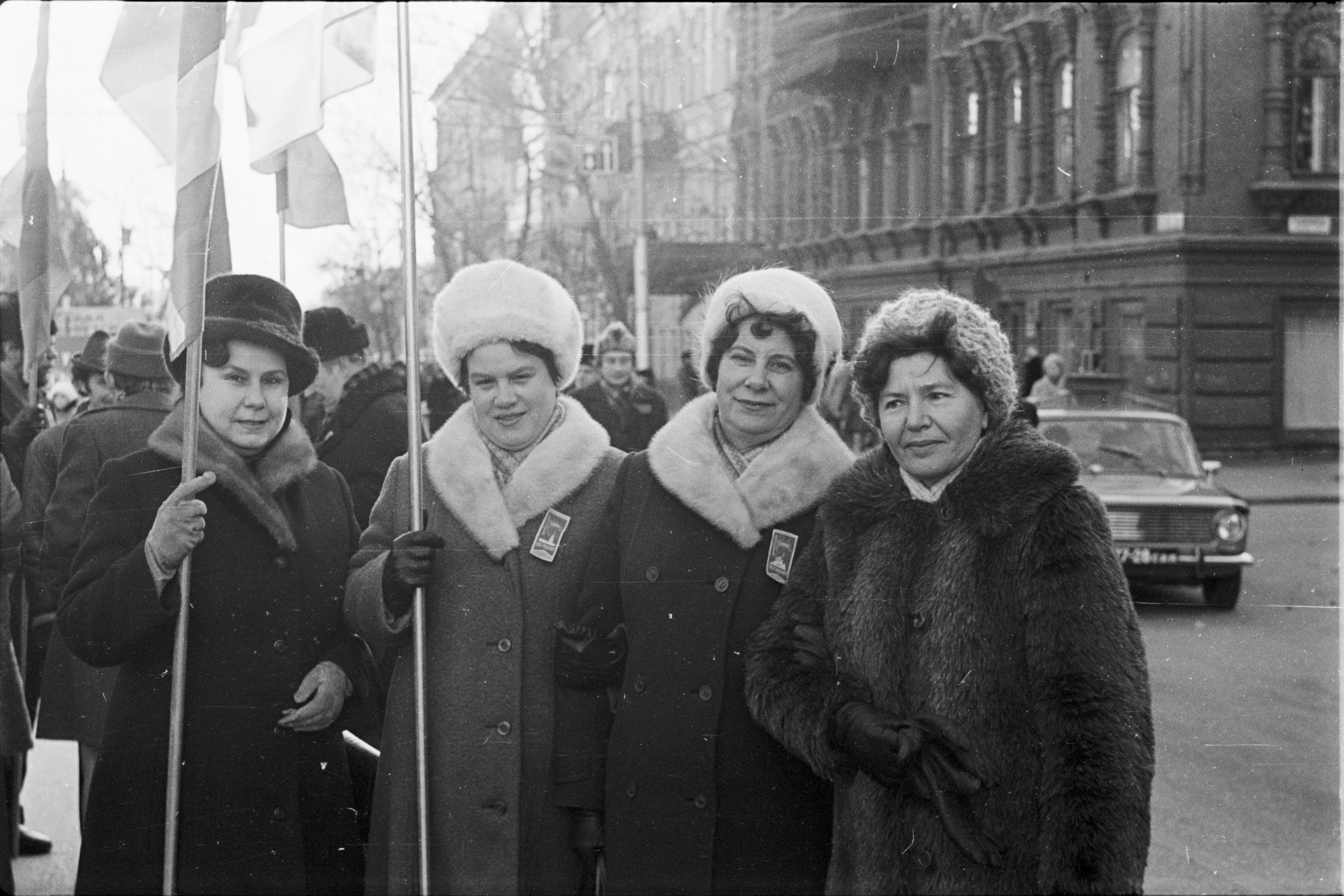Ноябрь ссср. Демонстрация 7 ноября 1980. Советские женщины на демонстрации. Женщины СССР на демонстрации 7 ноября. Демонстрация женщин старых.