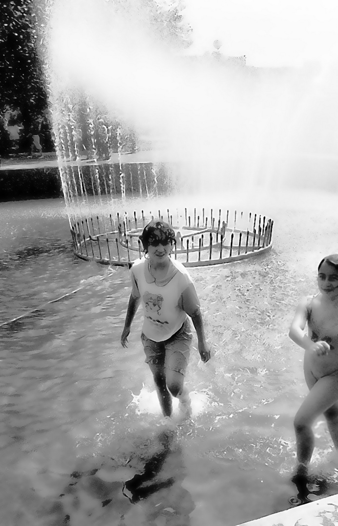 В деревню к тетке в саратове. Дети купаются в фонтане. Дети купаются в фонтане СССР. Дети фонтан ретро. Фонтан дети СССР.