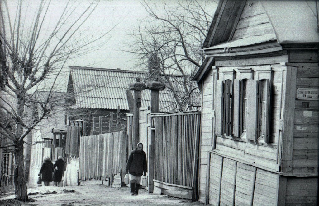 Ул веселая фото. Антонова-Саратовского улица. Саратов ул веселая. Старый Саратов улица веселая. Саратов улица Соколовая старые фото.