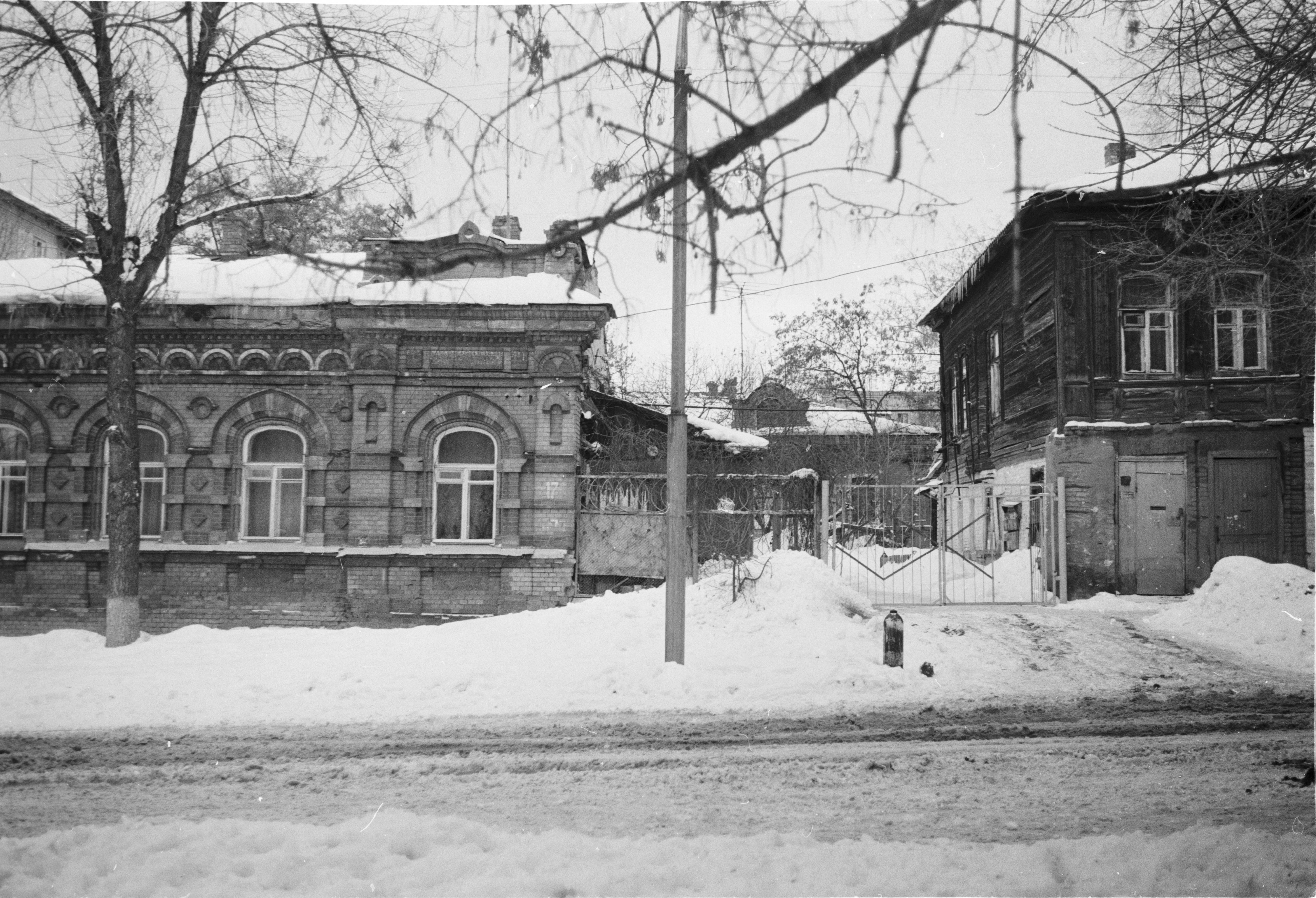 Вид во двор между домами по Комсомольской, 17/1 и 19 | Фотографии старого  Саратова