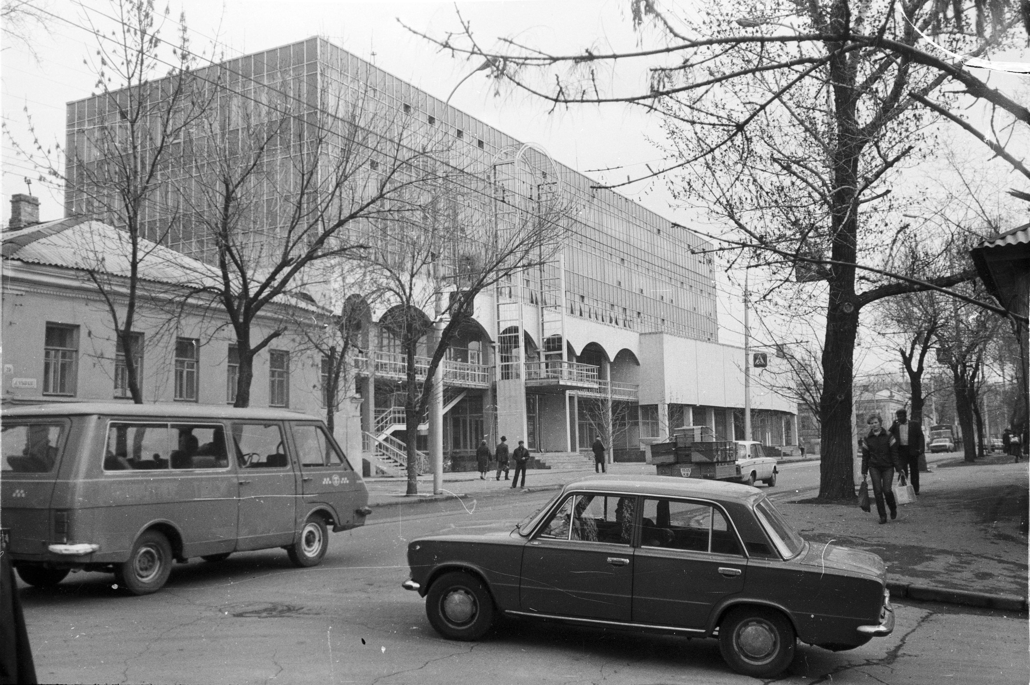 Волжский дом быта от ул. Революционной | Фотографии старого Саратова