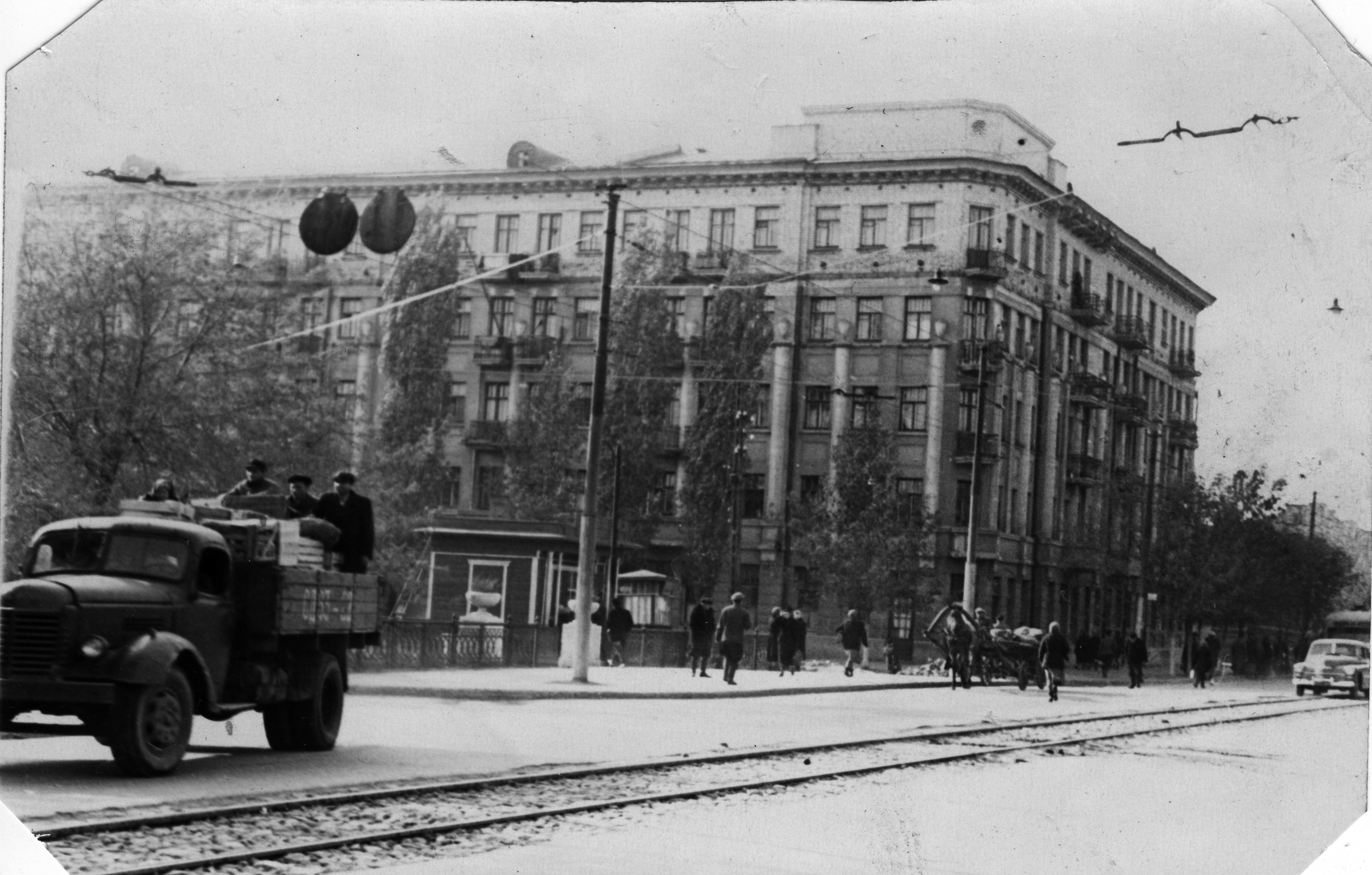 Завод домов 77. Саратовского завода «Трактородеталь». Жилой дом Саратовгаз, 1953 г. проспект Кирова Саратов. Ижевск дом архитекторов архивное фото.