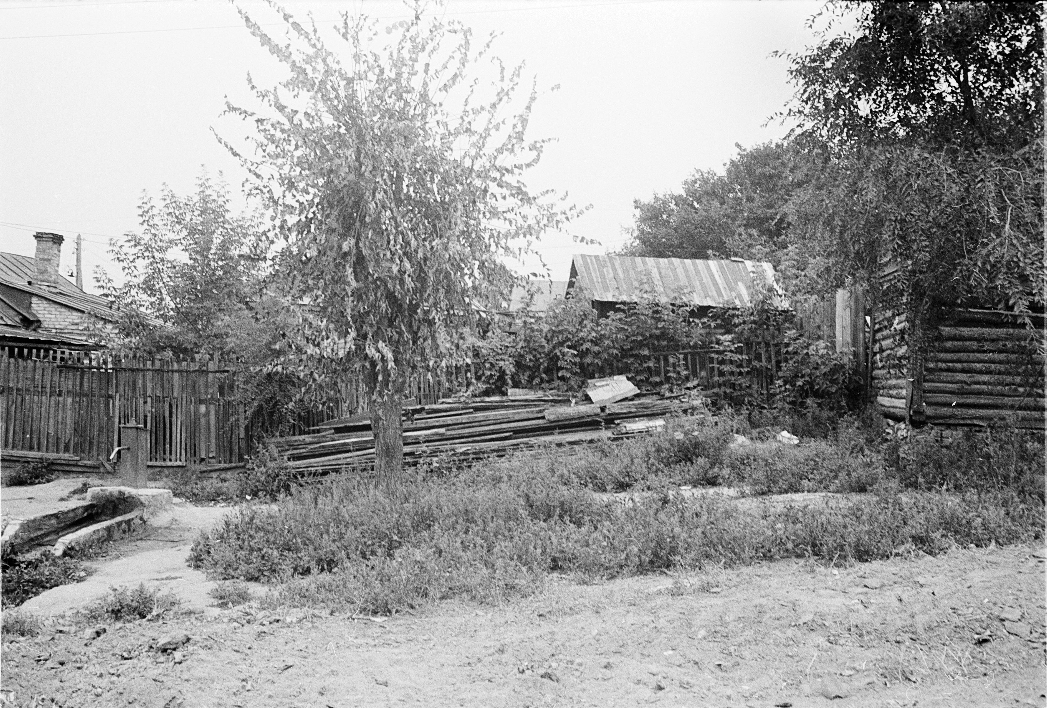 Колонка между домами по Комсомольской, 139 и 141 | Фотографии старого  Саратова