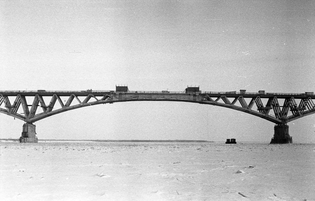 Строительство моста энгельс. Саратовский мост 1965. Саратов мост через Волгу. Энгельс мост через Волгу. Мост Саратов Энгельс.