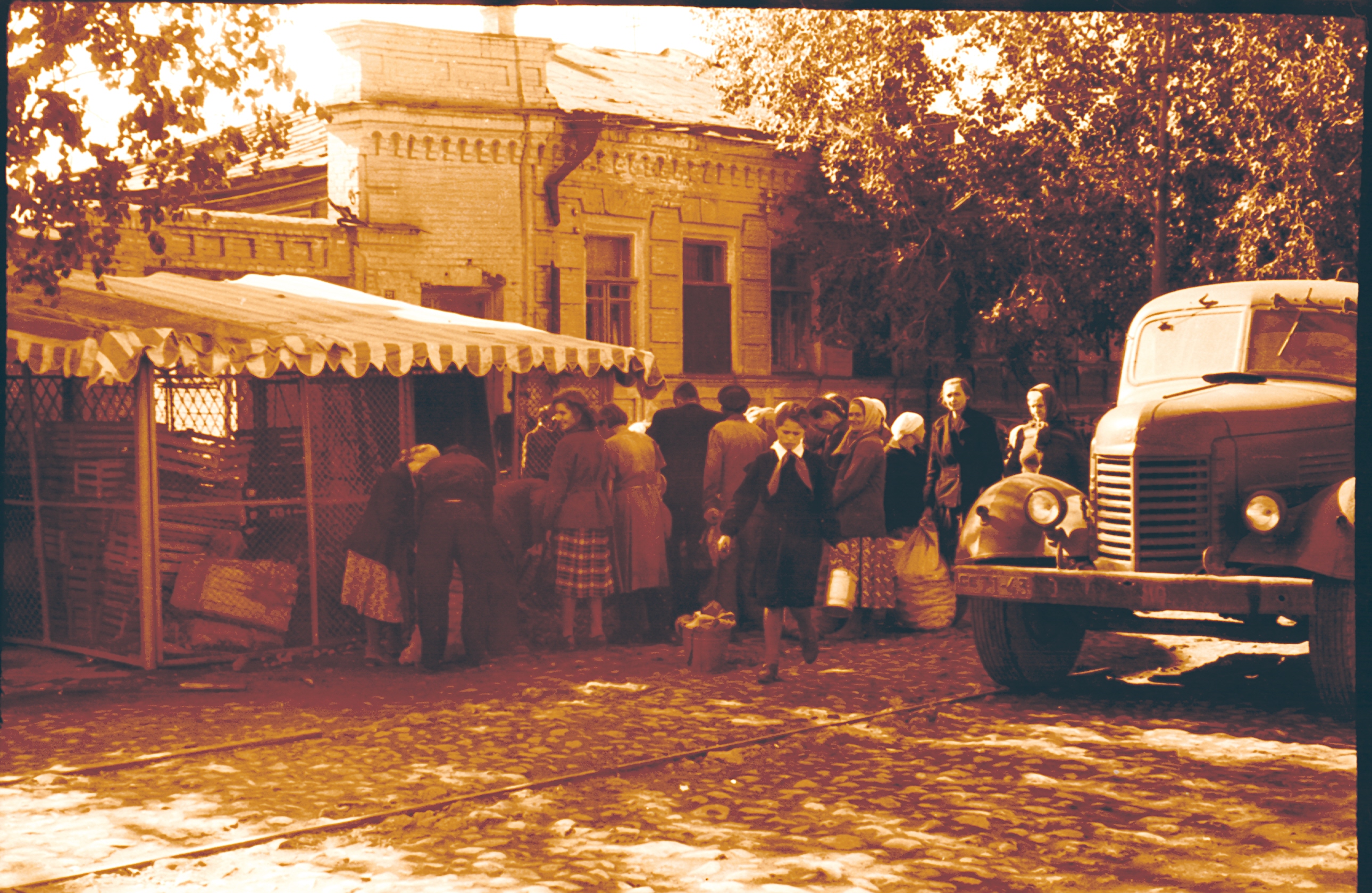 Уличная торговля на улице Б. Хмельницкого | Фотографии старого Саратова