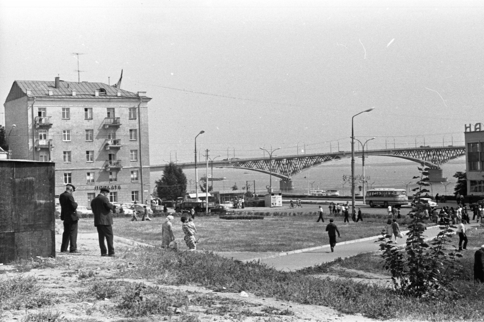 Площадь перед речным вокзалом Саратов