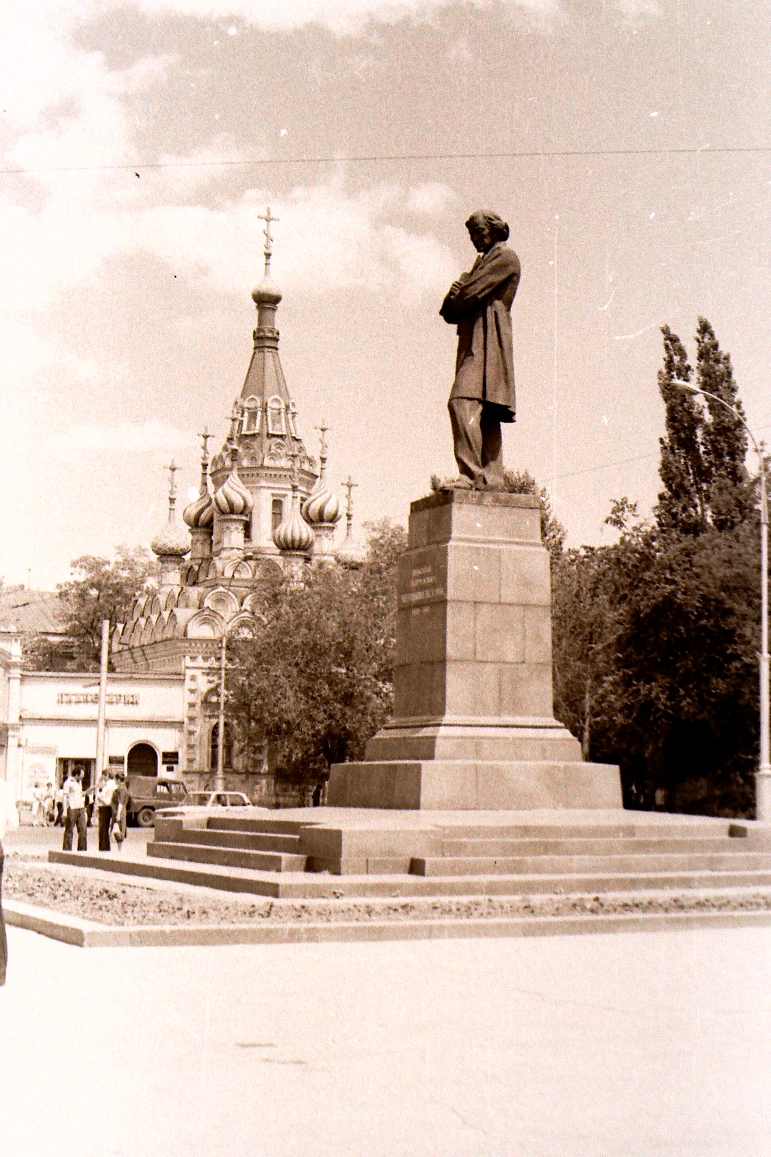 памятник чернышевскому в москве на покровке