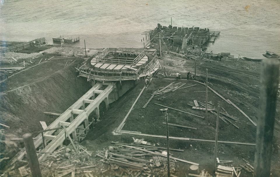 Саратовская грэс. Старая водокачка Саратов. Водонасосная станция на Волге. ЛПК Волжский Дачная водокачка на Волге. Водокачка Старая Саратов на горе.