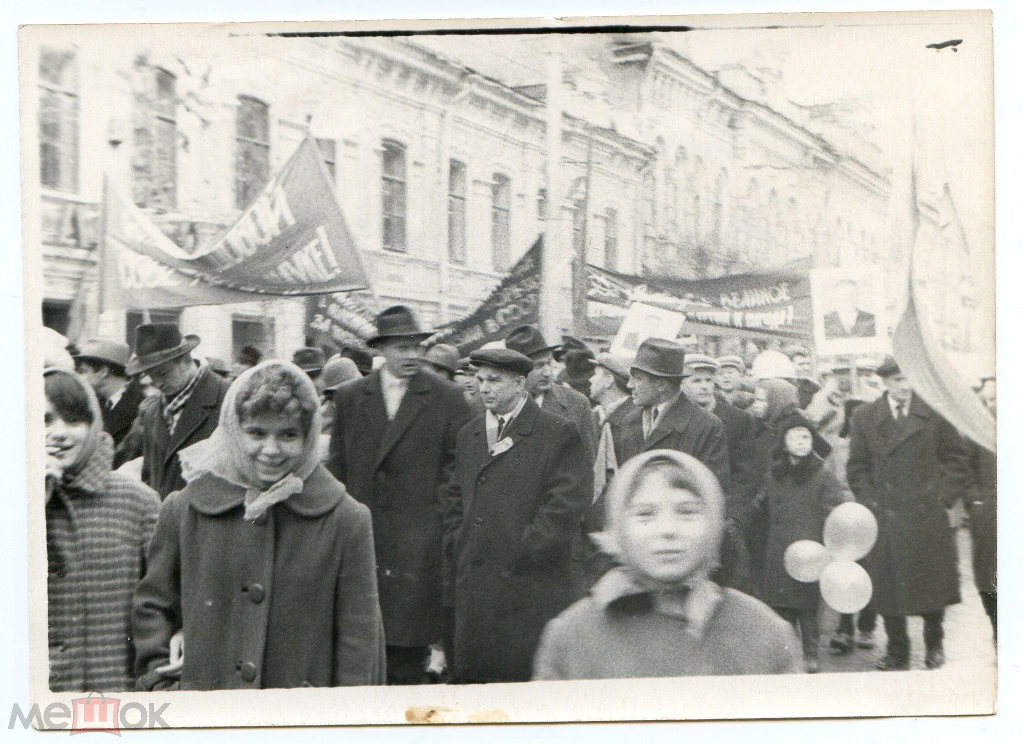 1 мая саратов. Саратов 1960 год. Саратов 1960. Старшеклассники на ноябрьских демонстрациях в СССР.