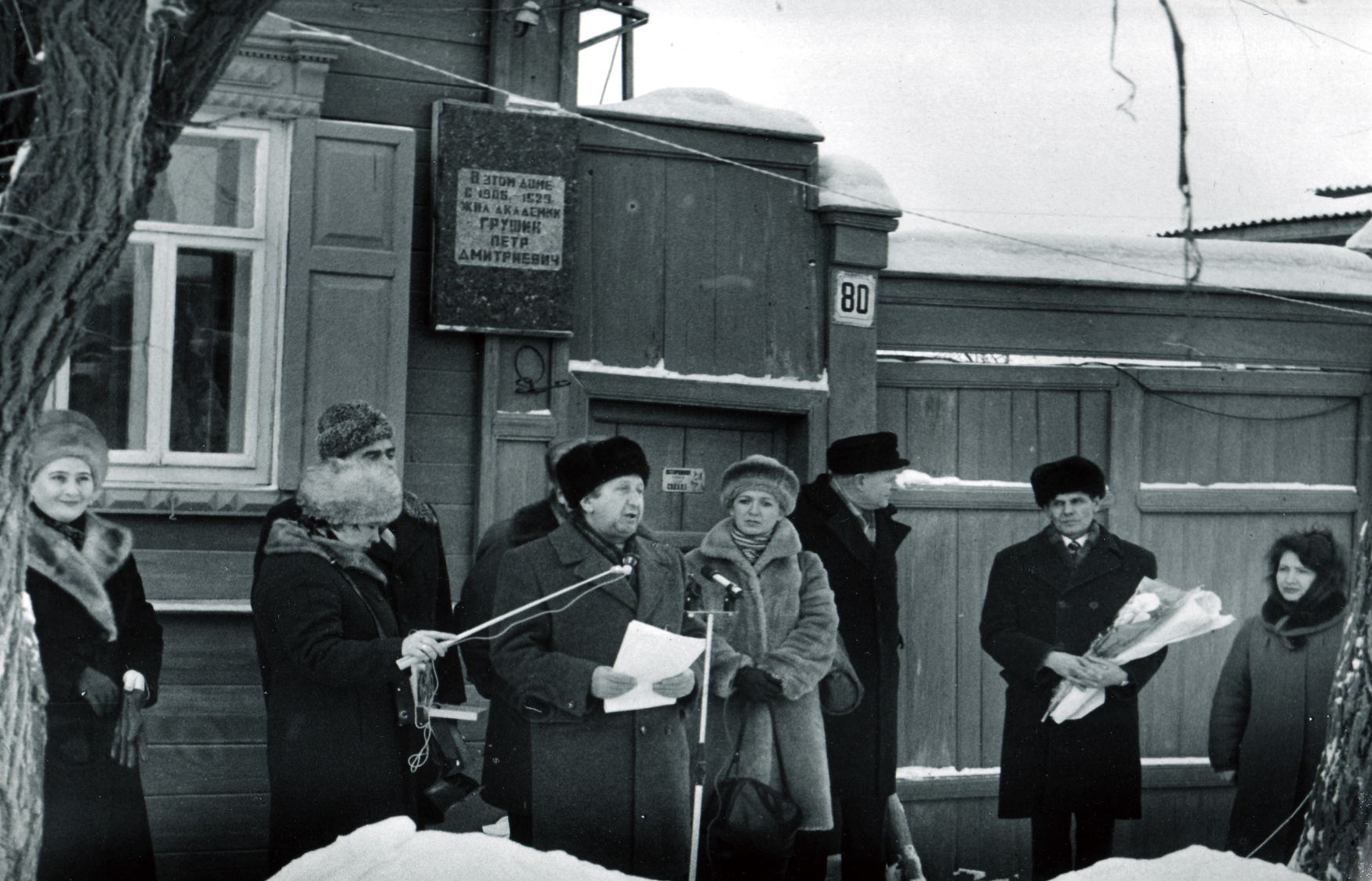 Открытие мемориальной доски в Вольске Петру Грушину на доме его семьи. |  Фотографии старого Саратова