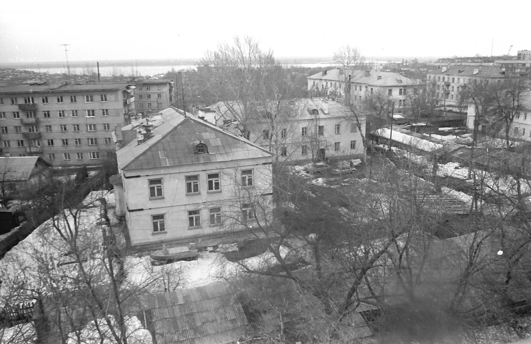 Вольск, вид на жилые дома со стороны Волги из Технологического техникума |  Фотографии старого Саратова