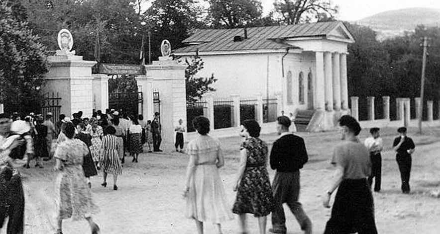 Вольск толстого. Старый парк Вольск. Старый Вольск парк старый. Городской парк Вольск старый. Городской парк Вольск история.