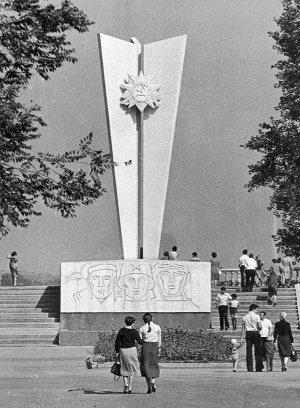 Кадры энгельс. Аллея героев Энгельс в 1970. Город Покровск Энгельс. Памятник три пера в Энгельсе. Энгельс город СССР.