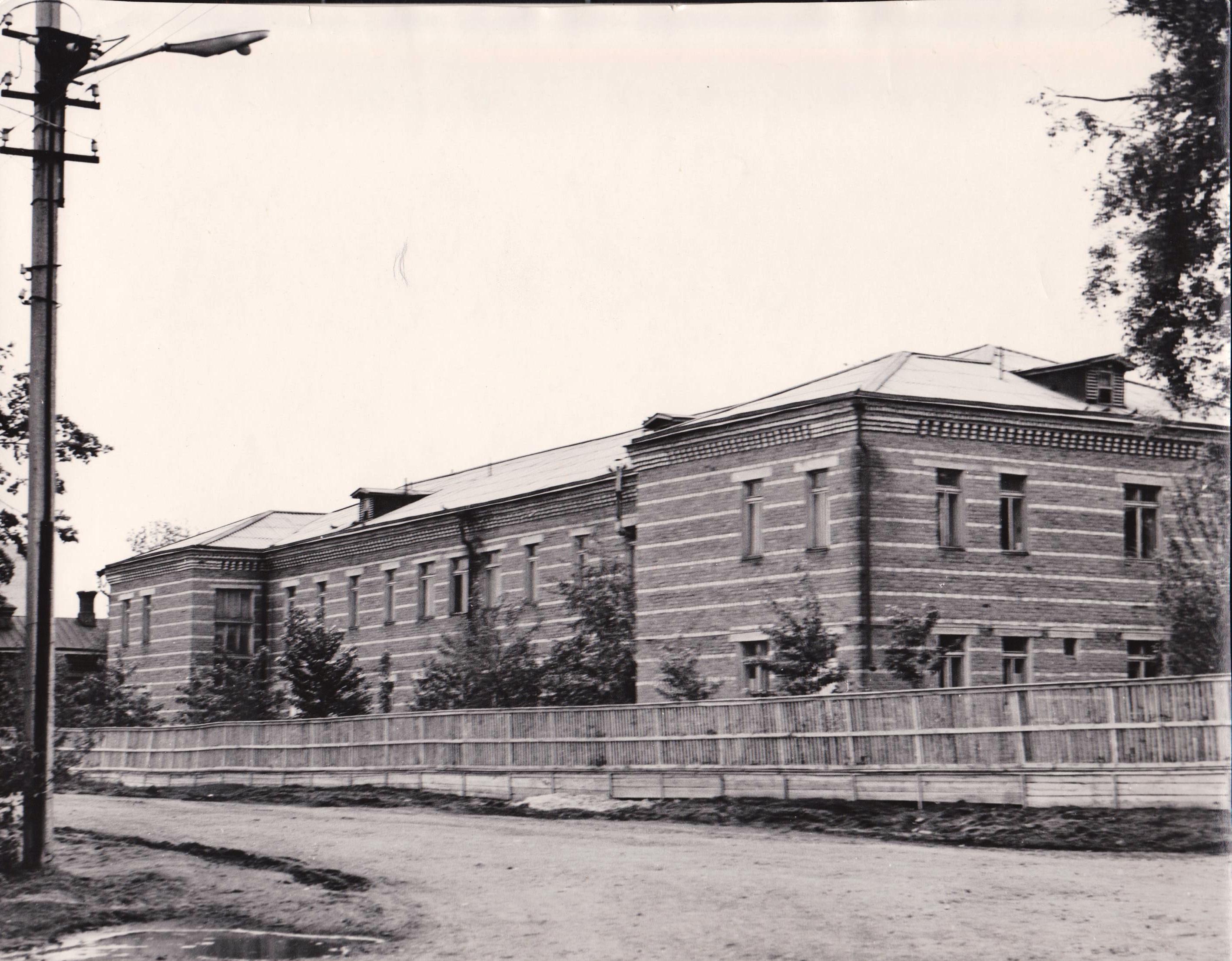 Поликлиника петровск саратовская. Здание старой больницы Петровск Саратовская область. Старый город Петровск Саратовской области. Земская больница в Петровске Саратовской. Улица Красноармейская Петровск Саратовская.