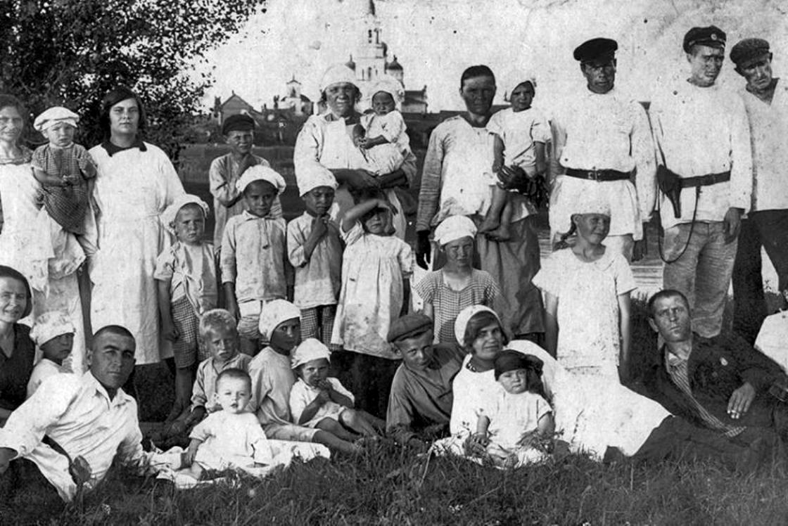 Село Квасниковка. Воспитанники и сотрудники детского дома (?) | Фотографии  старого Саратова