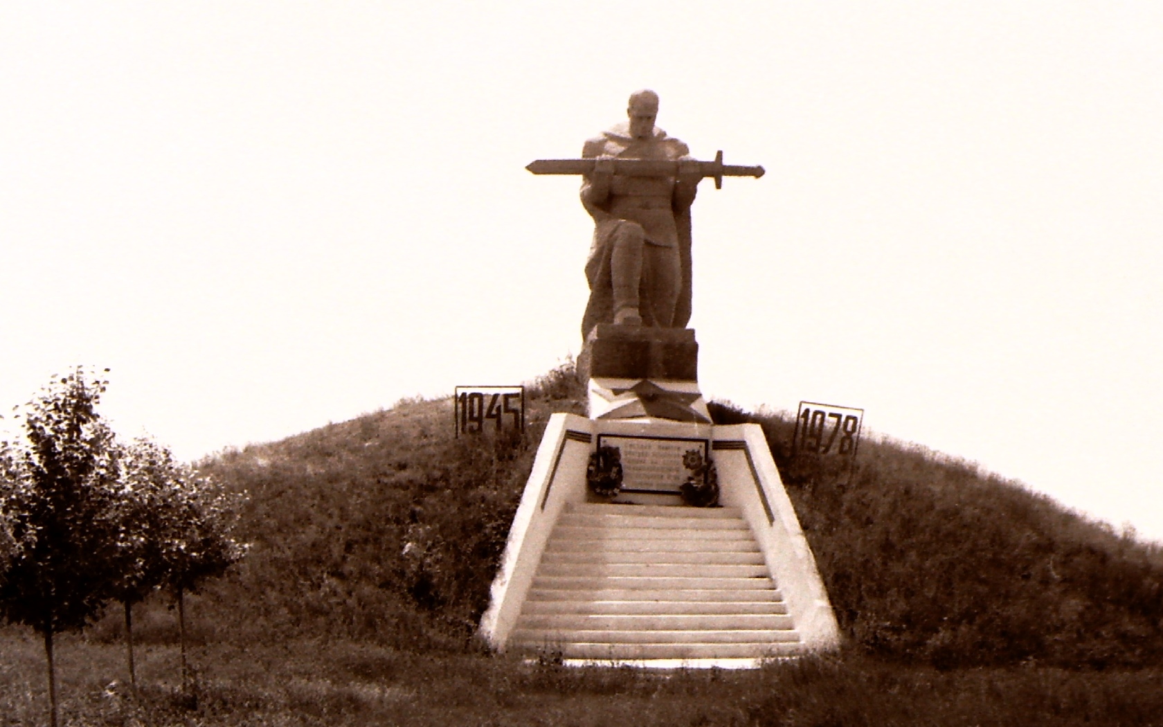 Перелюб саратовская. Перелюб памятник воину освободителю. Саратовский область Перелюб памятник воину освободителю. Перелюб Саратовская область памятник воину. Памятник село Перелюб.