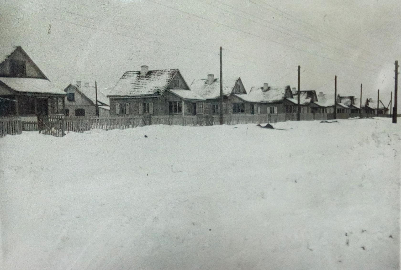 Поселки энгельса. Старинная фотография поселка Приволжский. История возникновения посёлка Приволжский. Старинные фото Хотчи в поселке Приволжском. Фото поселка Приволжья улица Ленина в Астрахани 1900 год.