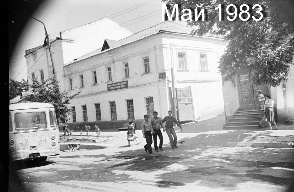 Подслушано в вольске. Вольск Октябрьская фото. Вольск Октябрьская 84. Видео 1990 х годов в Вольске по улице Октябрьской. Вольск надпись фото.