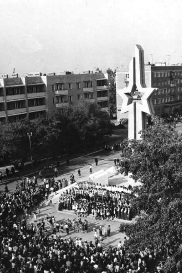 1965 год памятник. Обелиск памяти Великой Отечественной войны. Воинам-землякам, погибшим в годы Великой Отечественной войны. 29.05.1985гибель Авиаторов. 8 Мая 1985 Ленинград Обелиск.