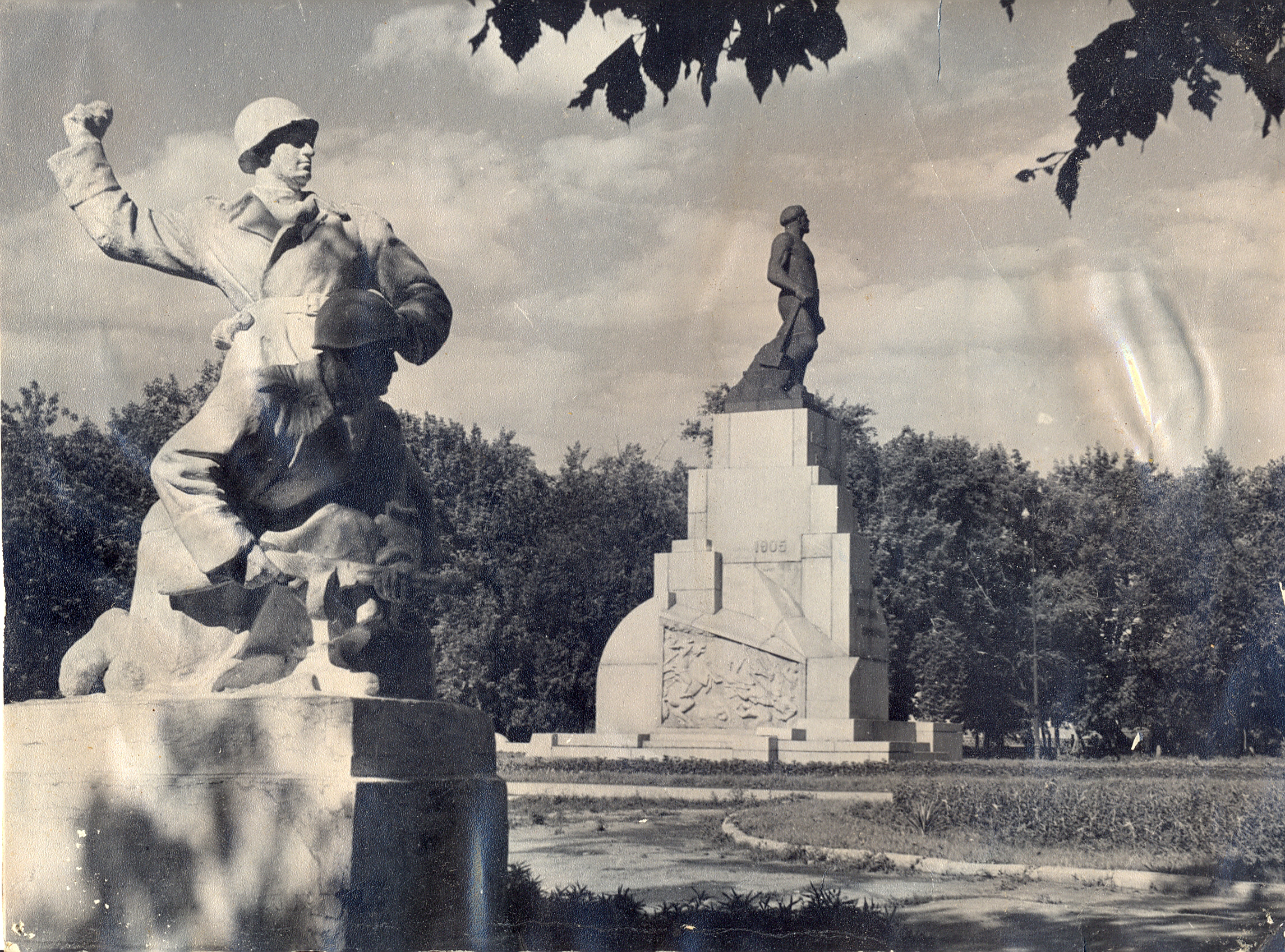 Революция статуи. Памятник борцам революции 1905 года Саратов. Сквер борцов революции 1905. Сквер борцам революции Саратов. Сквер 1905 года Саратов.