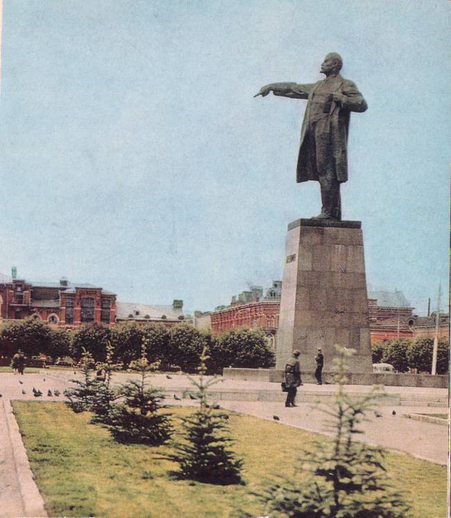 Памятник ленину в челябинске на площади революции фото