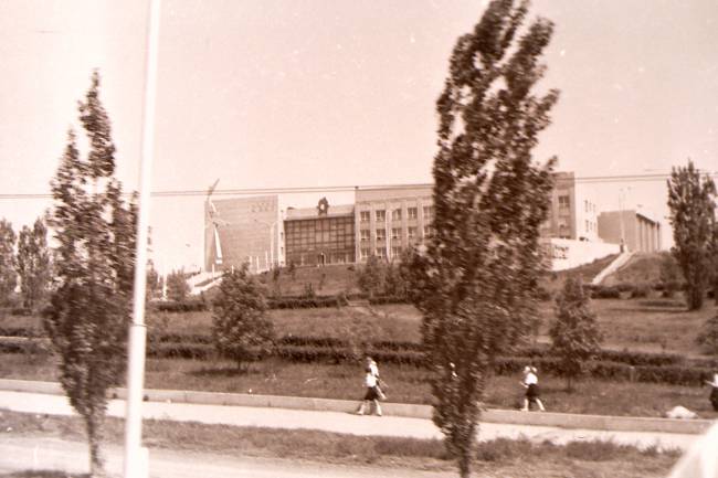 Дворец пионеров энгельс. Дворец Саратов дворец пионеров. Дворец пионеров Техстекло Саратов. Дворец пионеров Саратов проспект Строителей. Дворец пионеров Саратов Ленинский район.