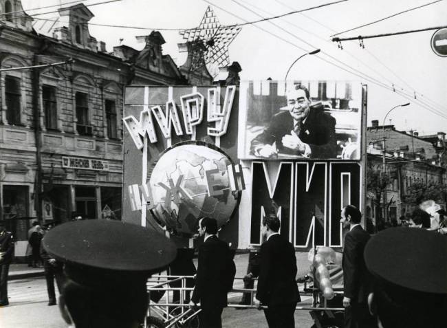 Время 1975. Застава Ильича Первомайская демонстрация. Фото демонстраций в 1971-1975. Фото демонстраций в 1971-1975 в Архангельске. Демонстрация возле Брокдорфа 1981.