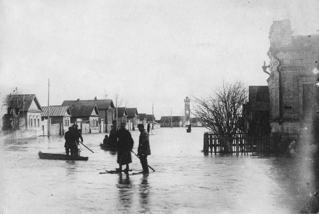 Паводок новоузенск. Наводнение Балахна 1926. Пугачев улица набережная. Наводнение в Энгельсе в 1926 году. Половодье Пугачев.